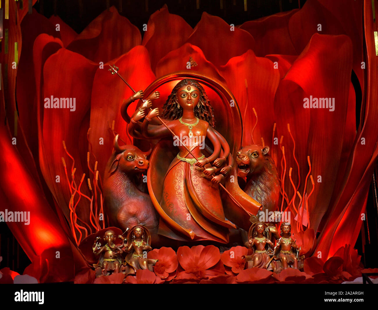Kolkata, Indien. 02 Okt, 2019. Pandal (temporären Ort für den Gottesdienst) mit kreativen Konzepten der Feier während des Festivals eingerichtet. durgapuja ist die größte hinduistische Fest in Kalkutta und läuft über 9 Tage gefeiert. Durga ist eine Beschreibung für die Energie der Göttin in der hinduistischen Mythologie. Credit: SOPA Images Limited/Alamy leben Nachrichten Stockfoto Kolkata, Indien. 02 Okt, 2019. Pandal (temporären Ort für den Gottesdienst) mit kreativen Konzepten der Feier während des Festivals eingerichtet. durgapuja ist die größte hinduistische Fest in Kalkutta und läuft über 9 Tage gefeiert. Durga ist eine Beschreibung für die Energie der Göttin in der hinduistischen Mythologie. Credit: SOPA Images Limited/Alamy leben Nachrichten Stockfoto