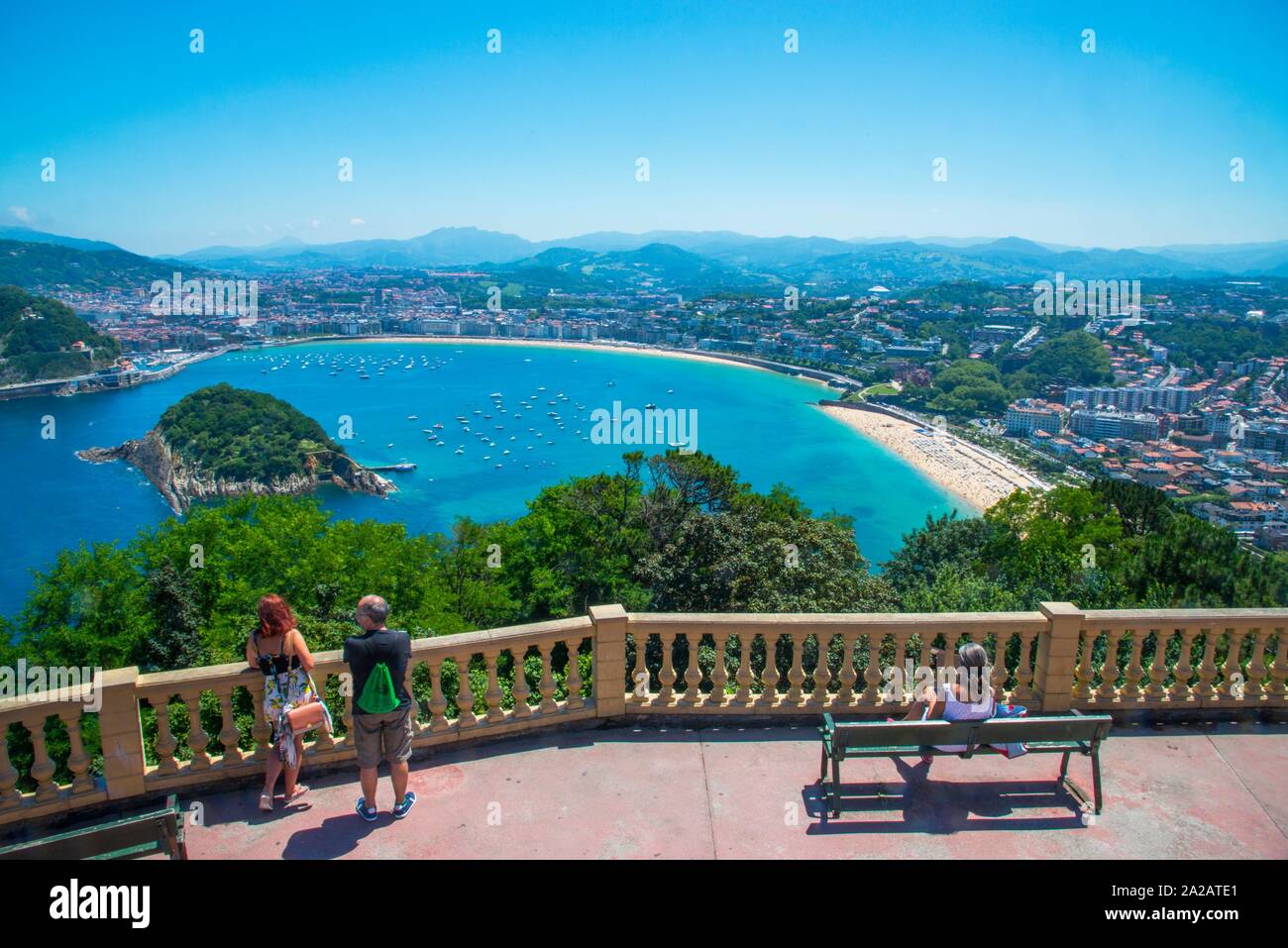 Die Leute an der Sicht über die Stadt. Monte Igueldo, San Sebastian, Spanien. Stockfoto