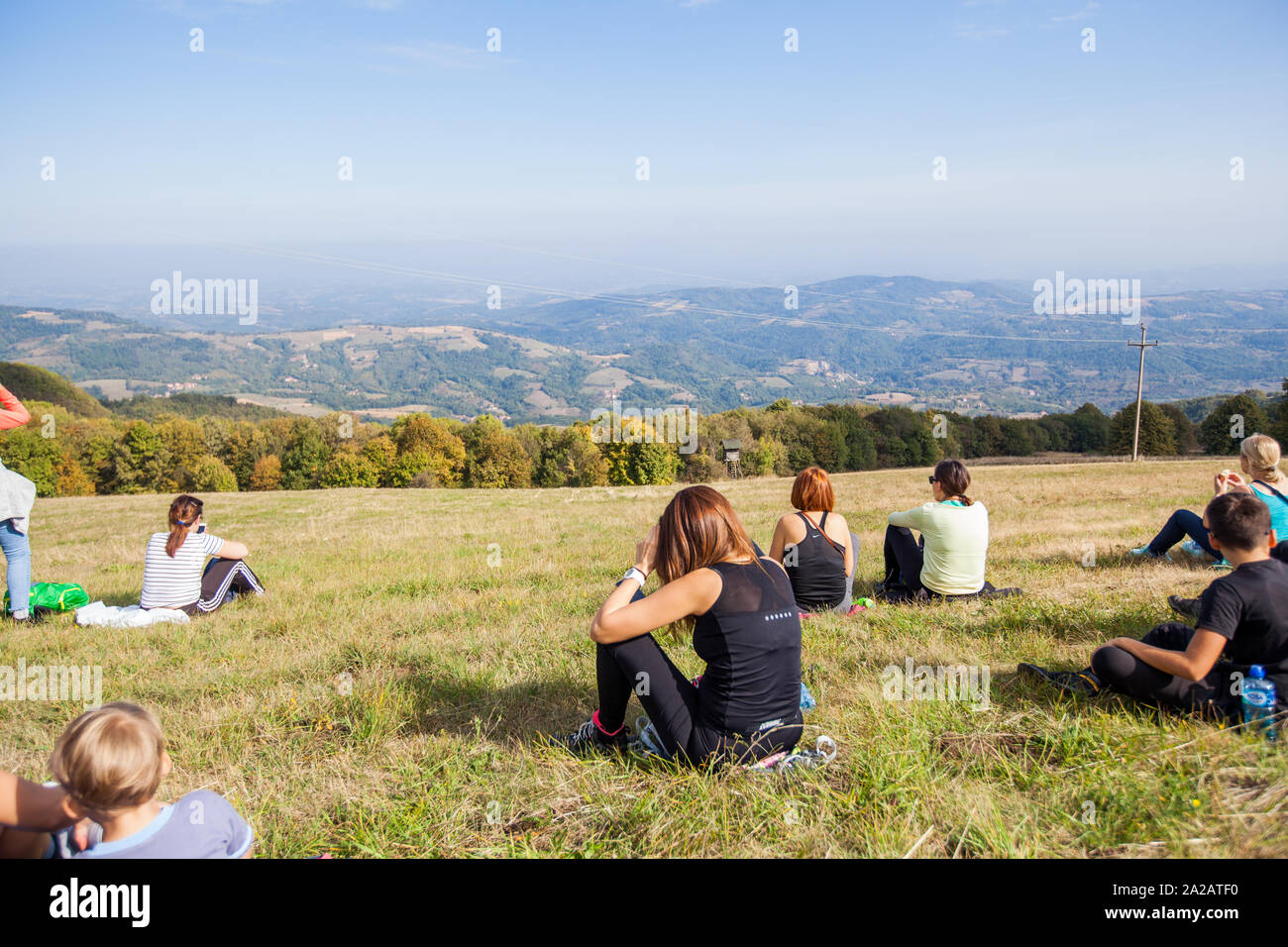 Gruppe aktiver Menschen wandern durch die schöne Natur auf Herbst Tag. Stockfoto