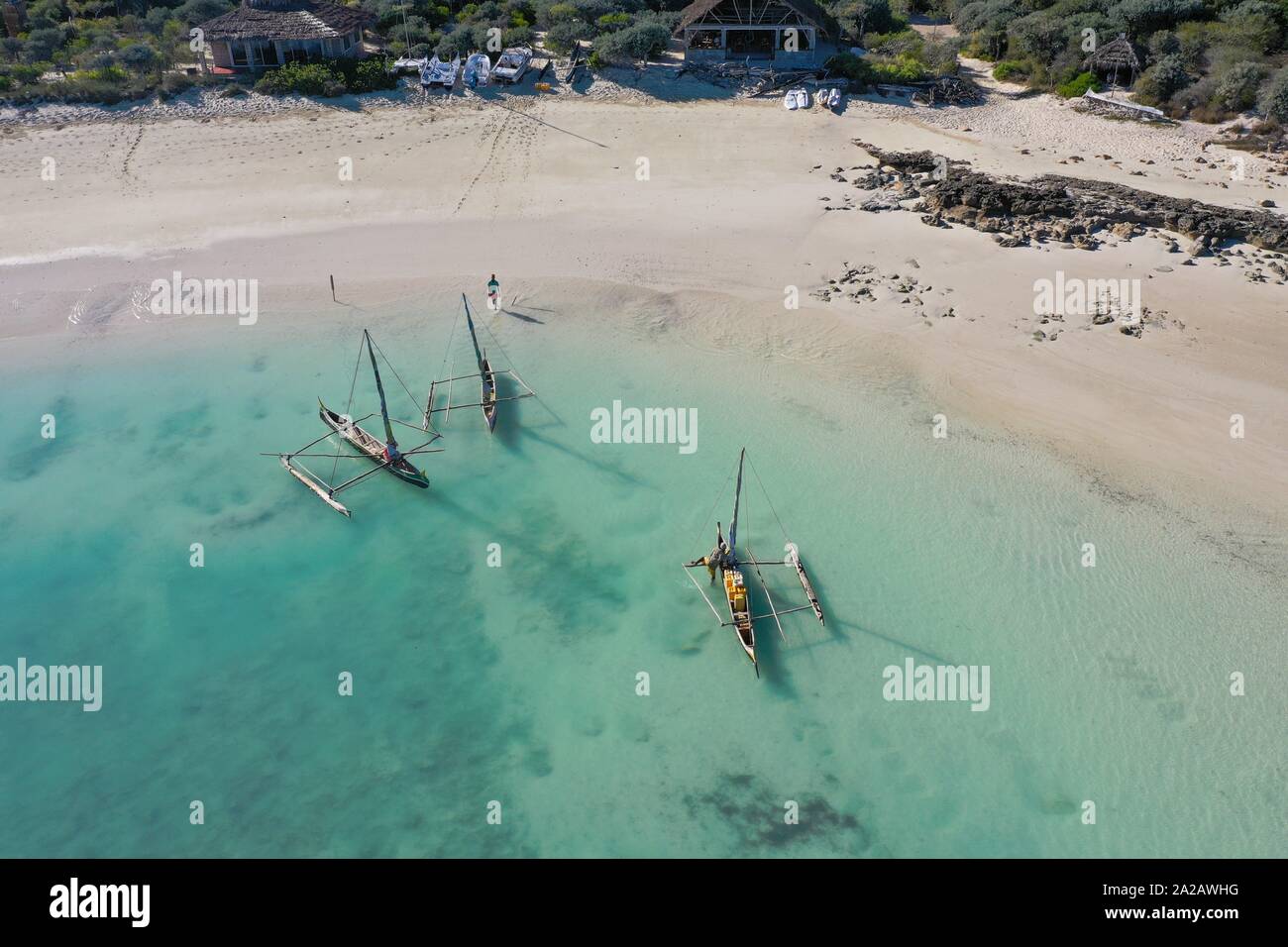 Outrigger Boote auf dem Korallenriff in der Nähe von Gehalt, Südküste von Madagaskar. Stockfoto