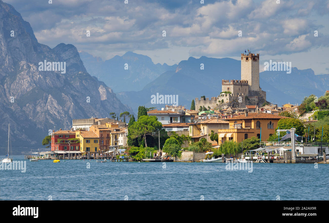 Malcesine - Lago di Garda See, die Stadt und die Burg im Hintergrund. Stockfoto