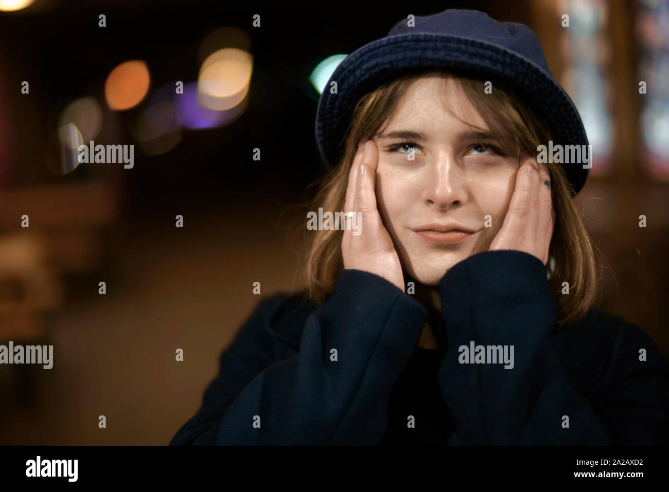 Verwirrte Frau in der Nacht in der Stadt Stockfoto