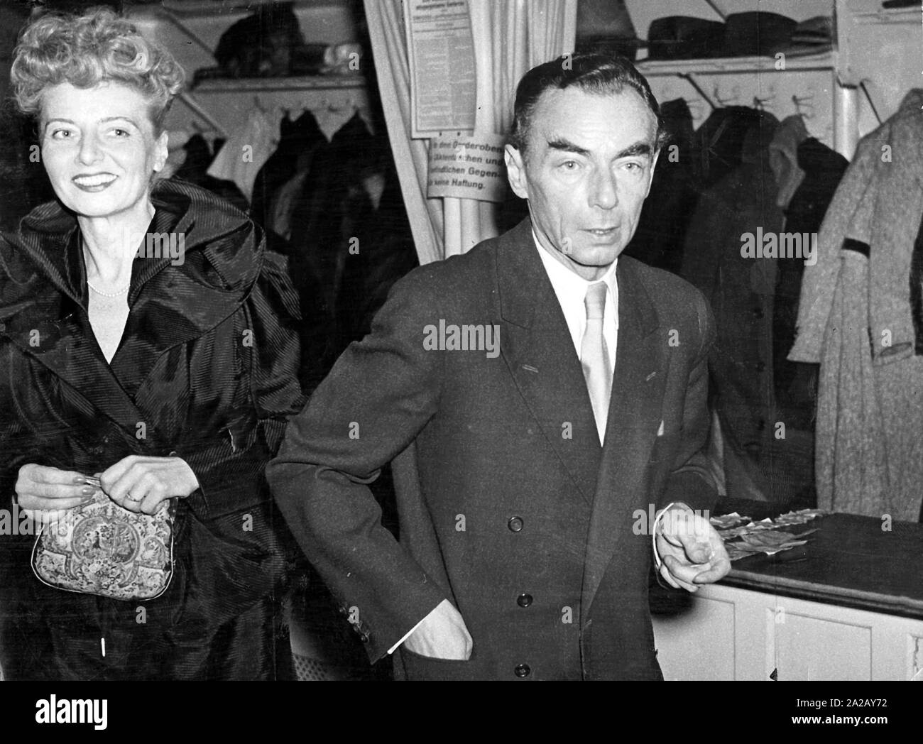 Der deutsche Schriftsteller Erich Kaestner (1899-1974) und seine Freundin Luiselotte Enderle. Das Bild wurde in den frühen 50er Jahren in München. Stockfoto