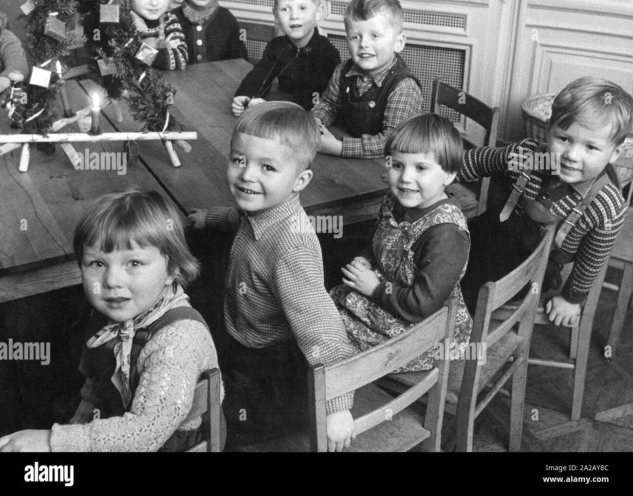 Kinder in einem Kindergarten in der Weihnachtszeit. Stockfoto