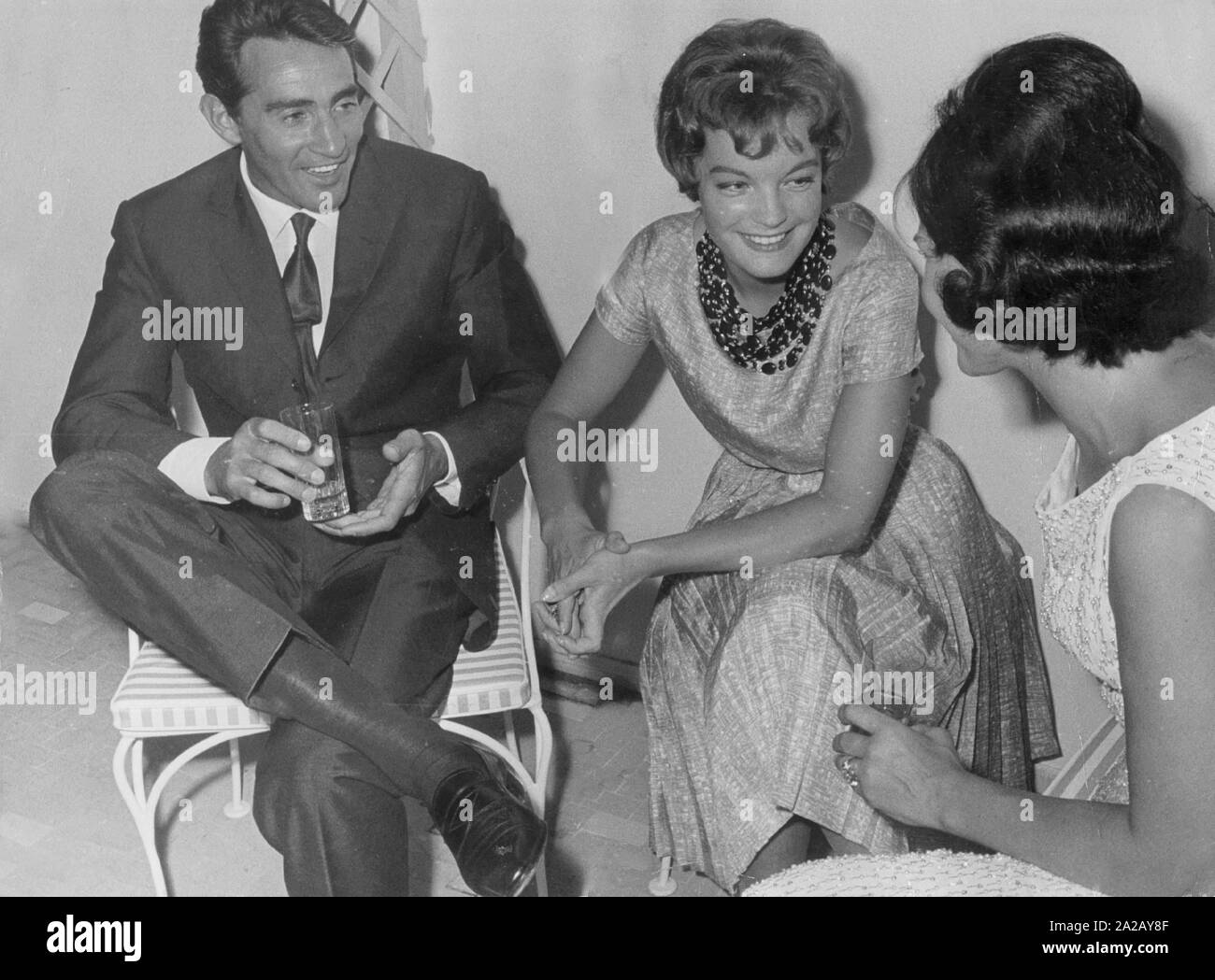 Die Schauspielerin Romy Schneider (Mitte) mit der ex-Freund von Ava Gardner Chiari an einer Partei. Stockfoto