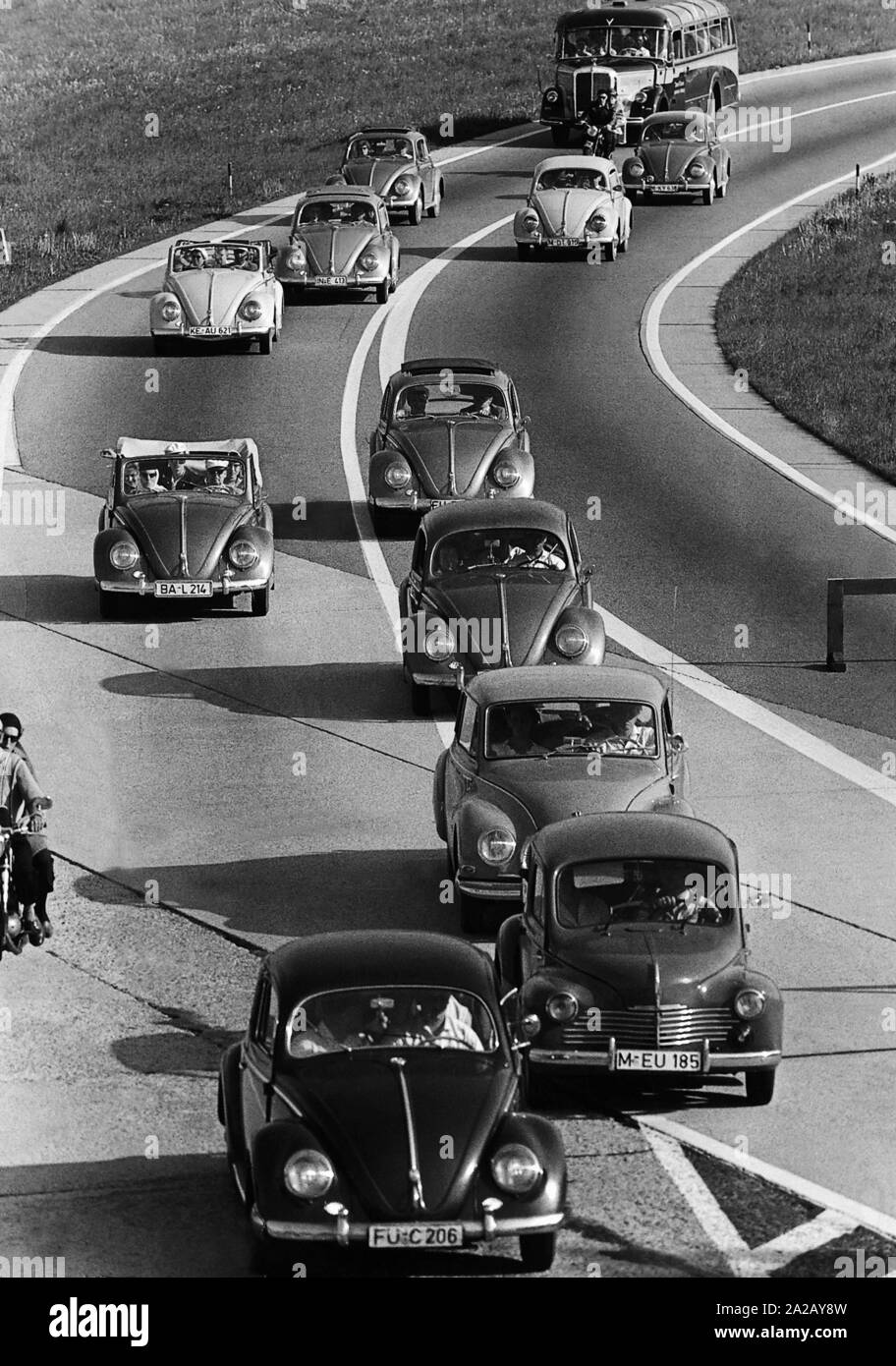 Käfer und andere motorisierte Verkehrsmittel fahren auf der Autobahn. Stockfoto