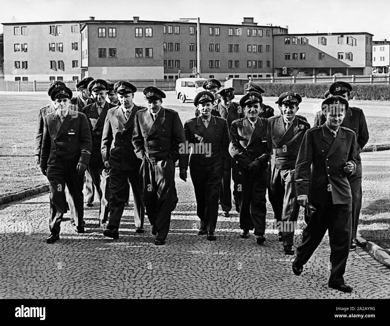 Nach der Wiederherstellung der Bundeswehr, der Gründung der ersten deutschen Piloten fand auf Flugplätze der Alliierten. Hier eine Gruppe deutscher Offiziere auf dem Gelände der US Air Base in Fürstenfeldbruck. Stockfoto