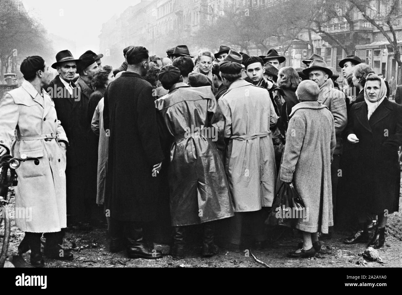 Eine westliche Reporter wird von hungrigen Informationen ungarische Volk in Budapest während des Ungarischen Aufstandes umgeben. Stockfoto