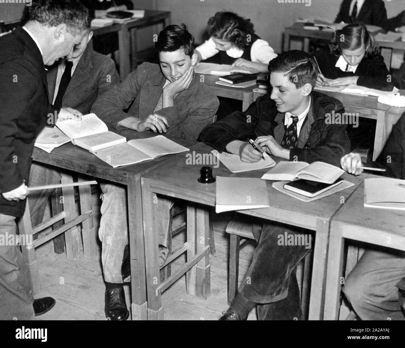 Lehrer und Schüler in einer Klasse an einem Gymnasium in Wilhelmshaven in den 1950er Jahren. Stockfoto