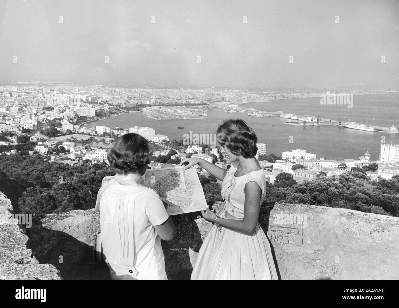 Touristen orientieren sich auf Mallorca mit einer Karte. Stockfoto