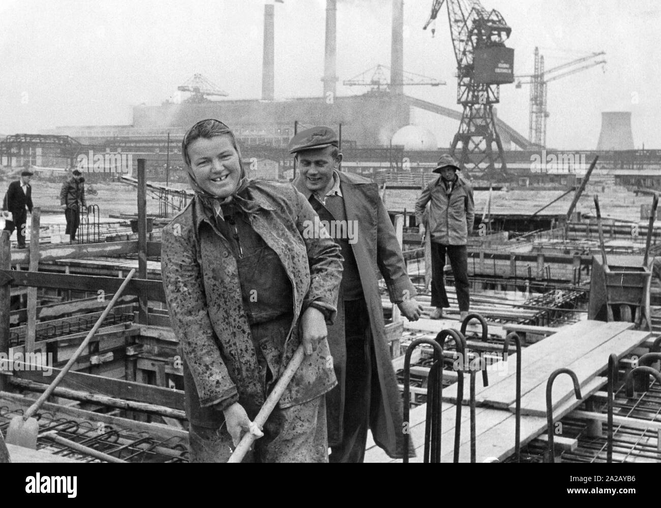 Die Arbeitnehmerin und Aktivist Margarete Mende an ihrem Job in der Mähdrescher chwarze Pumpe" in Cottbus. Stockfoto