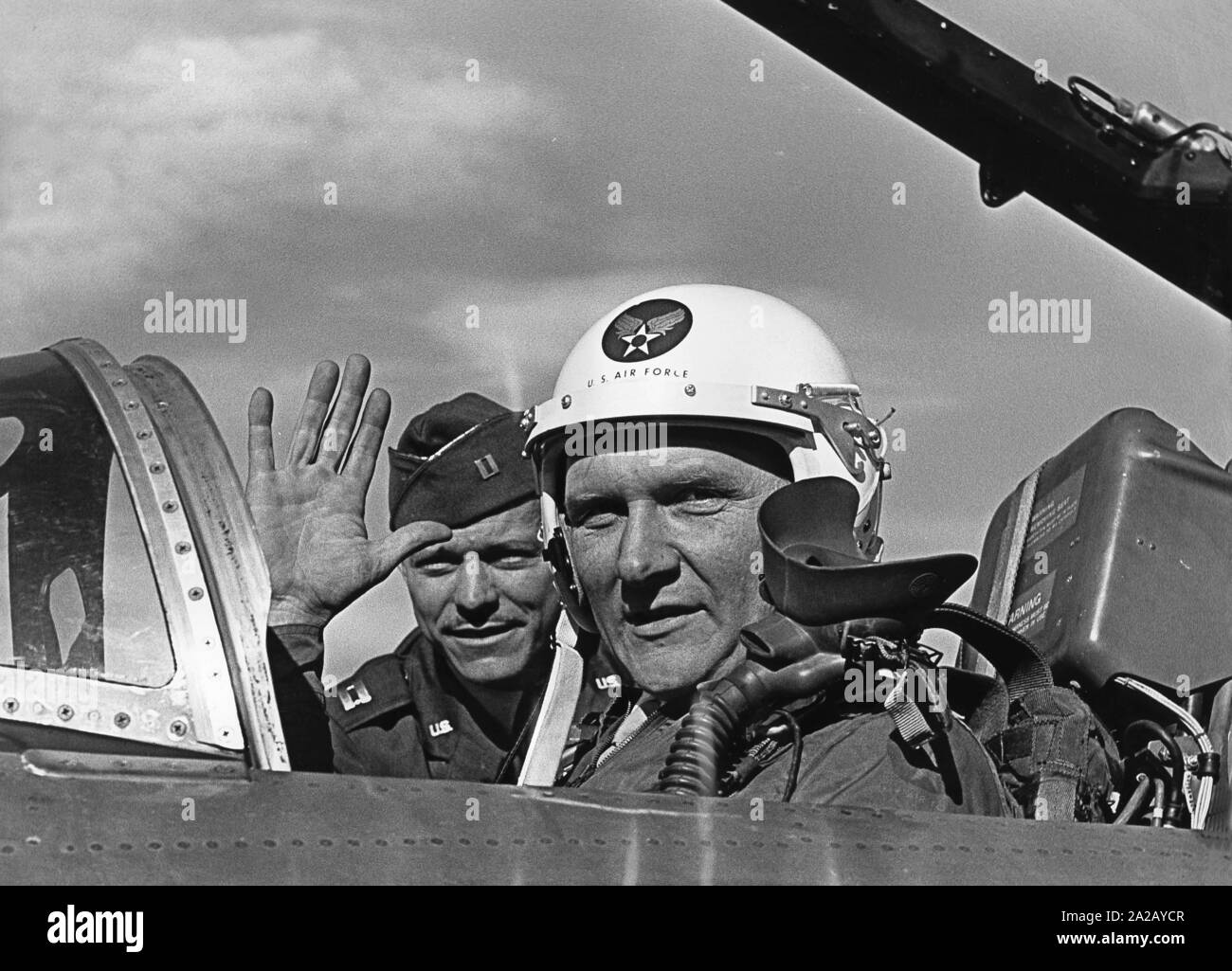 Ein deutscher Pilot mit seiner amerikanischen Ausbilder im Cockpit eines Flugzeugs vom Typ T-33. Die Piloten der Deutschen Luftwaffe werden von Amerikanern ausgebildet. Stockfoto
