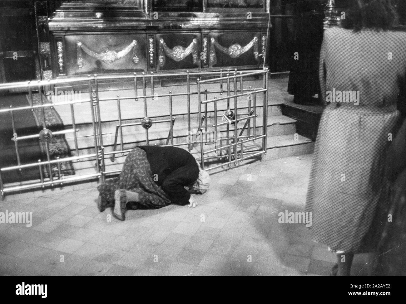 Die Gläubigen, die in der orthodoxen Kloster in Sergijew Posad, ehemals Sagorsk, einem bedeutenden Wallfahrtsort nordöstlich von Moskau. Die Pilger kommen von weit her, um Wasser aus der heiligen Quelle zu erhalten. Stockfoto