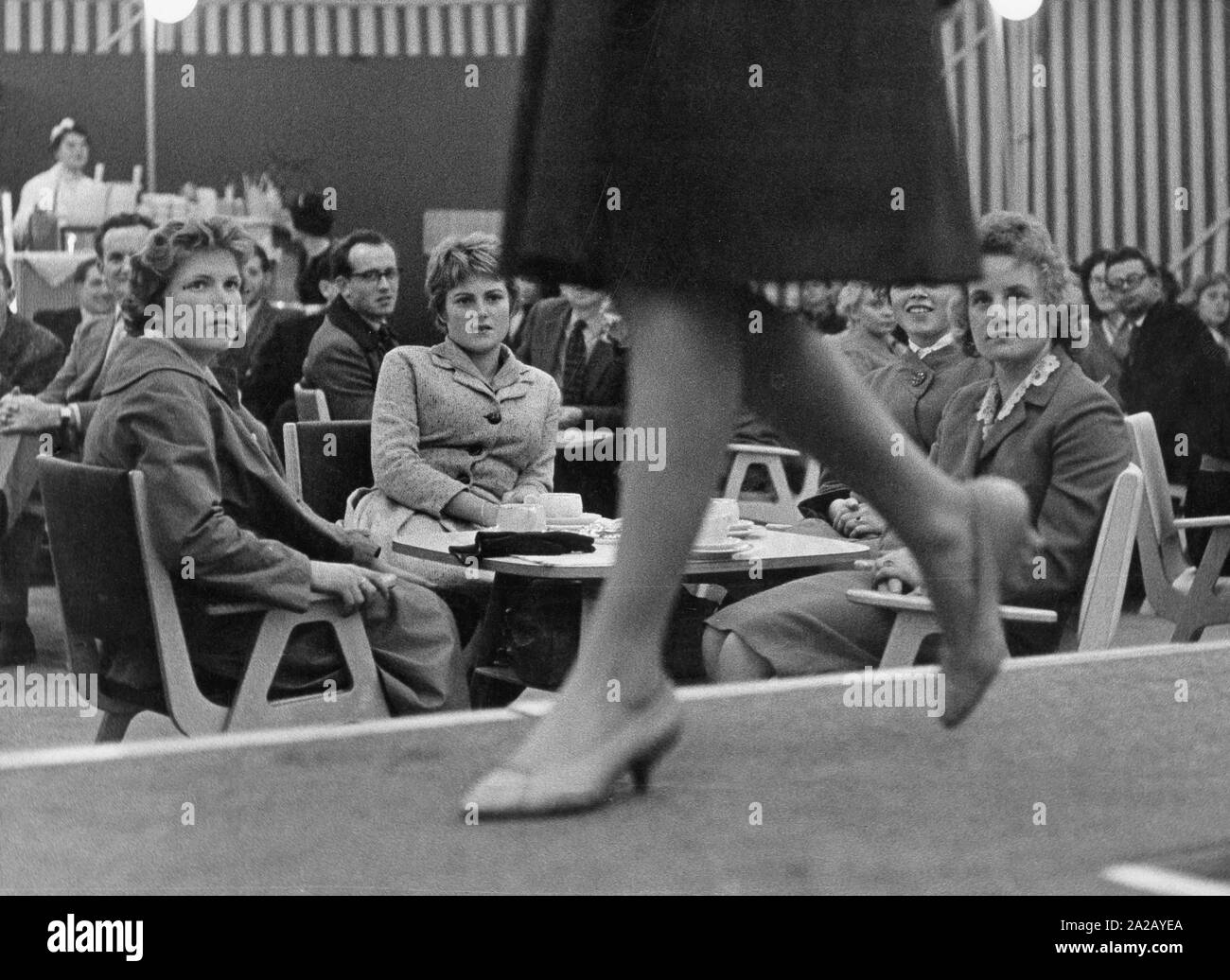 Fashion Show von Heinz Bormann, der 'Dior' der DDR in Ost-Berlin. Stockfoto