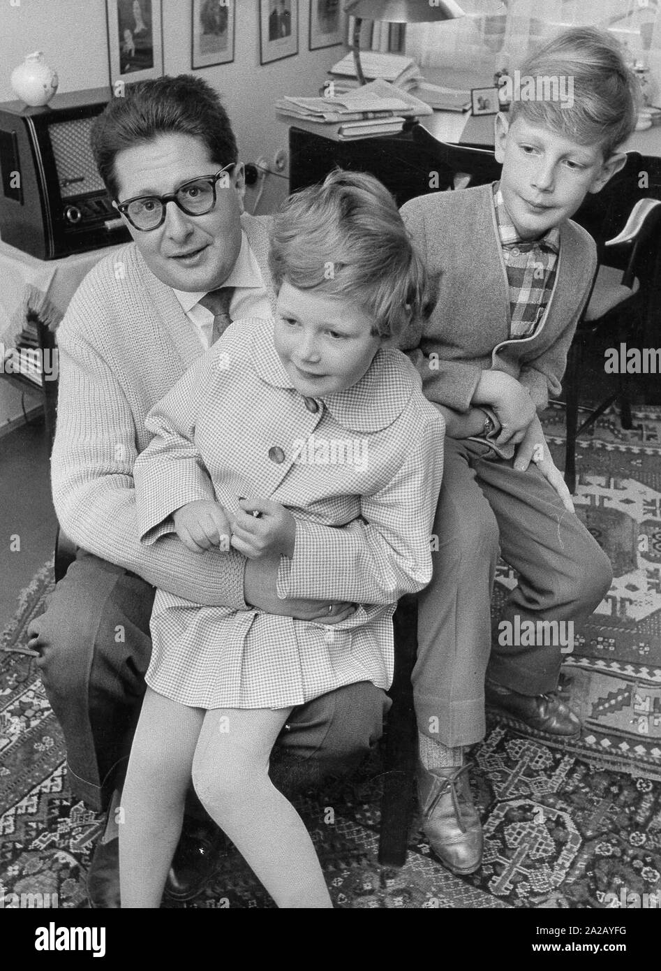 Der Muenchner Oberbuergermeister Hans-Jochen Vogel mit seinen zwei Kindern Sabine und Bernd. Stockfoto