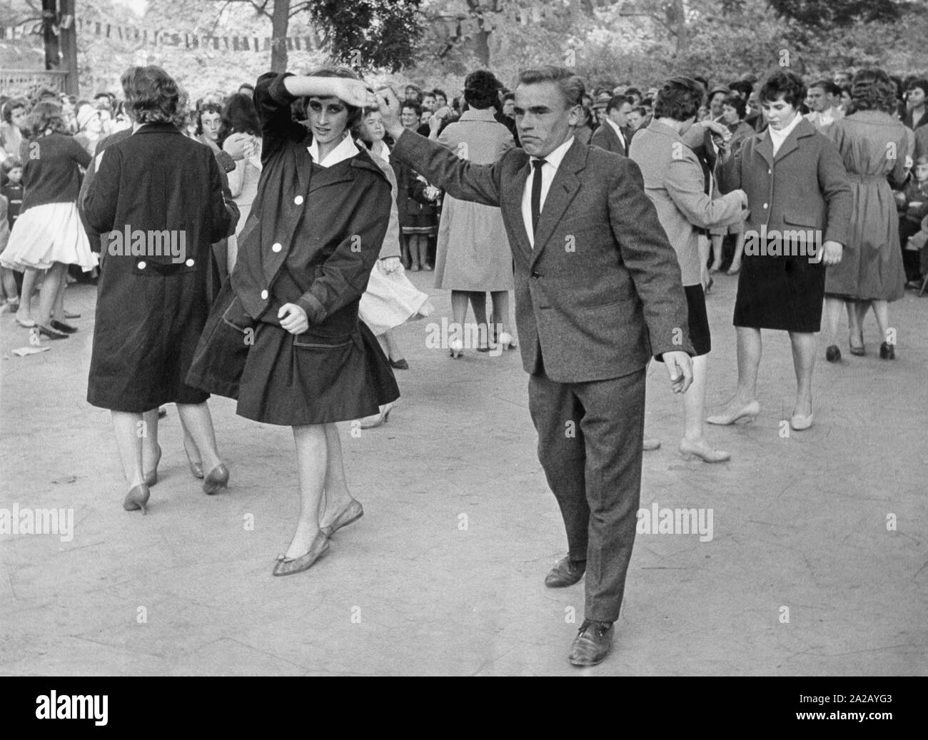 Junge Menschen tanzen auf der Clara-zetkin-Platz in Leipzig an der 550-Jahr-Feier der Karl Marx Universität. Stockfoto