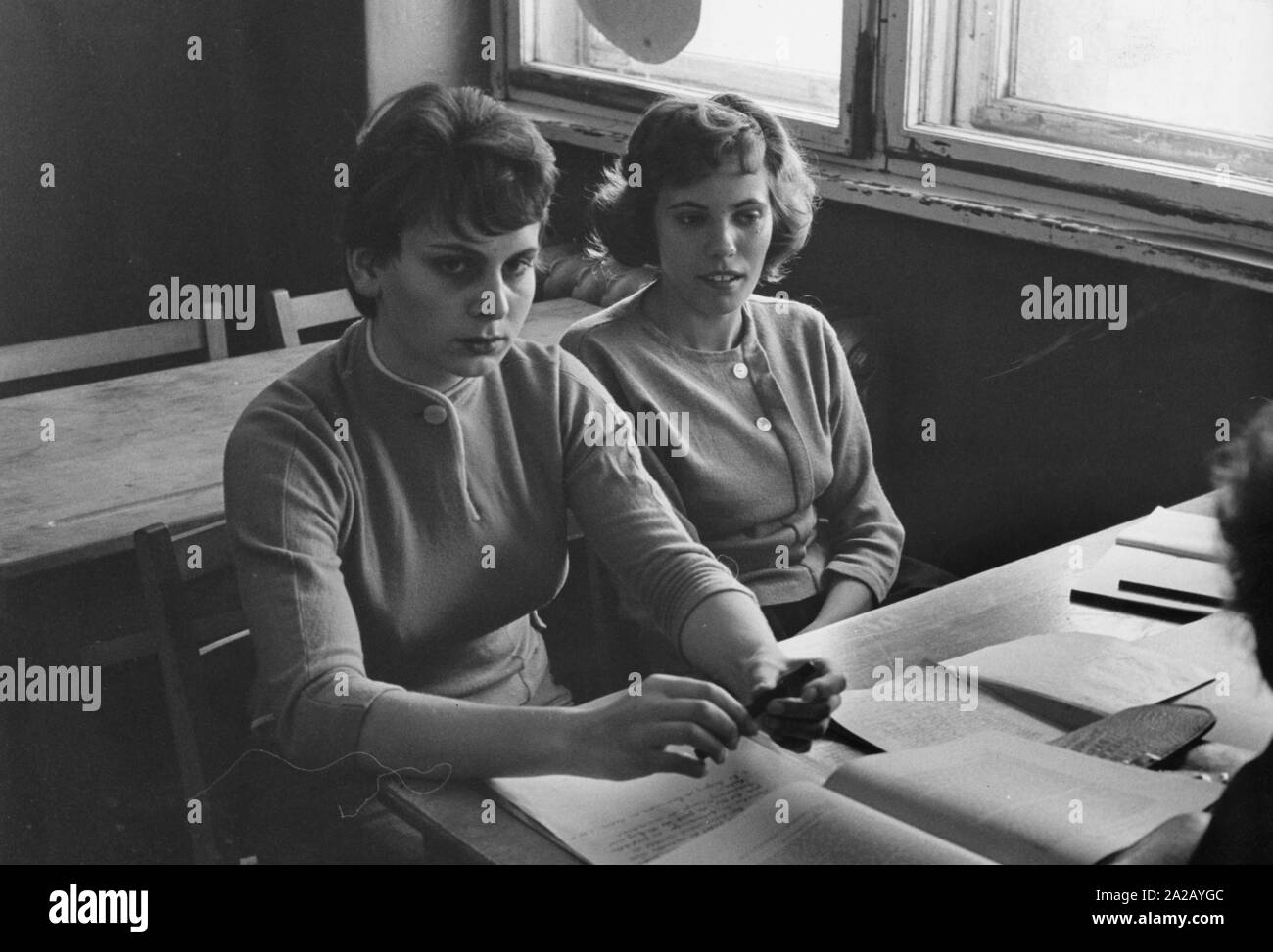 Evelyn und Karin, zwei Ostdeutsche Mädchen, die bisher in der "Produktion" gearbeitet. Jetzt sind sie wieder in die Schule in Köpenick. Sie wollen Lehrer zu werden. Stockfoto
