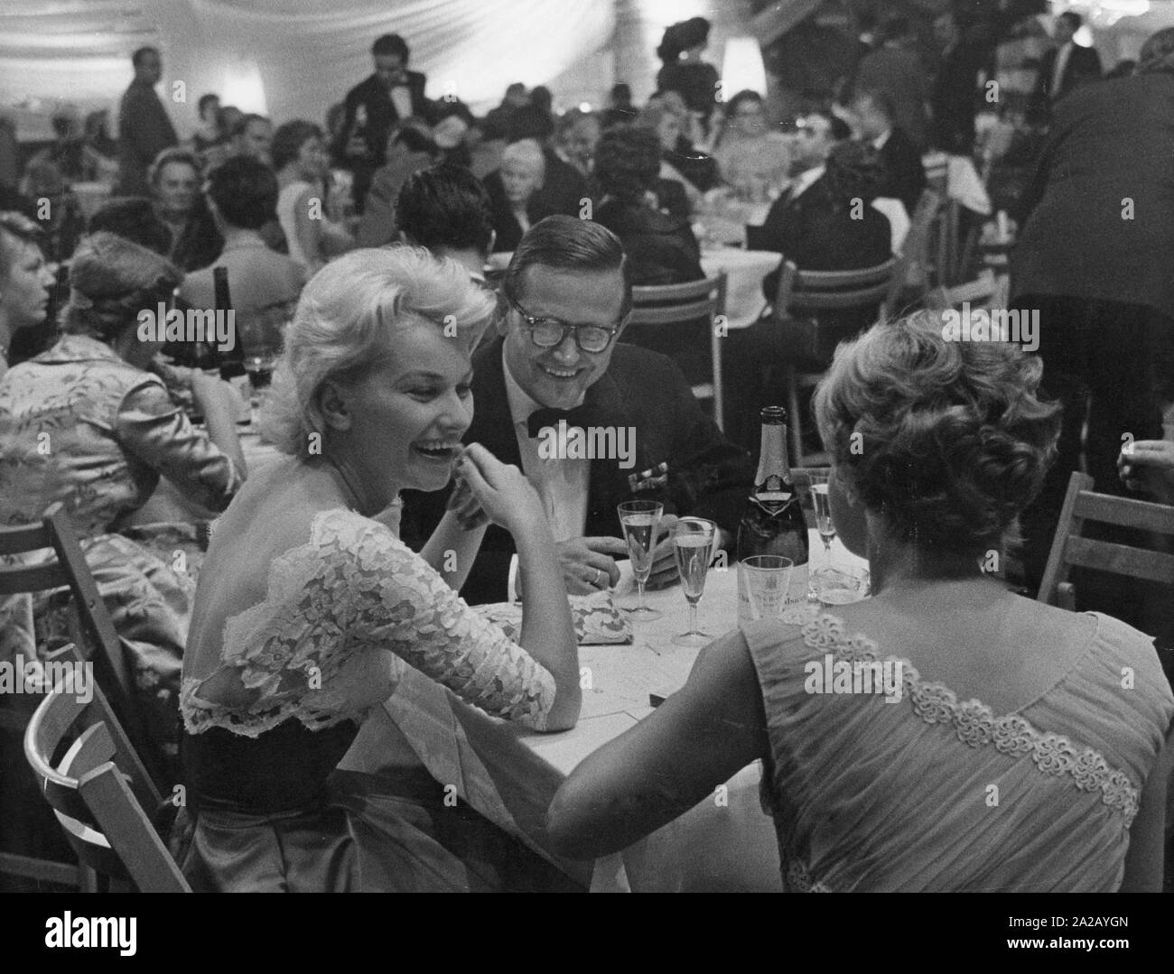 Die Schauspielerin Christine Laszar und ihr Mann, der Journalist Carl Eduard von Schnitzler in einem Film Ball in Ost-Berlin. Stockfoto