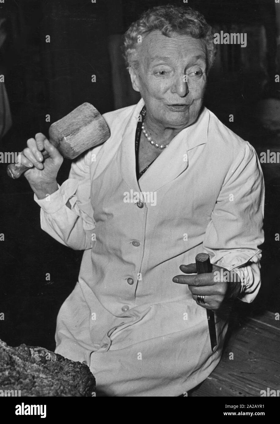 Prinzessin Margaret von Thurn und Taxis üben eine Ihrer vielen Hobbies, Bildhauerei. Stockfoto