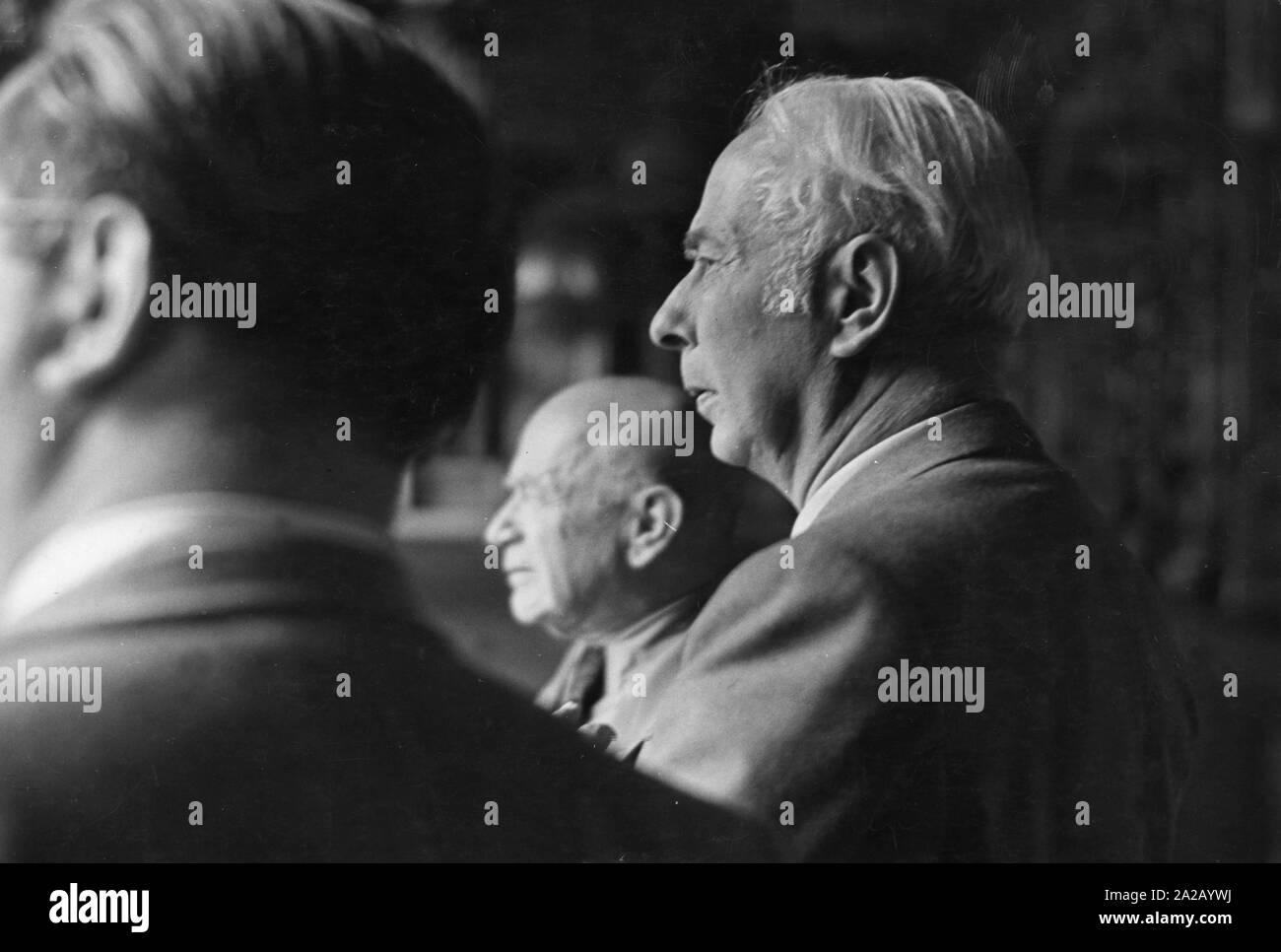 Professor Theodor Heuss während der Sitzung der Verfassungskonvent auf Herrenchiemsee. Im Bild: Theodor Heuss Ansichten das Schloss Herrenchiemsee. Stockfoto