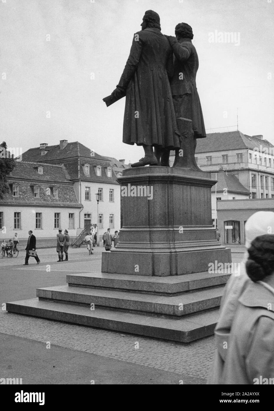 Das goethe-schiller-Denkmal von hinten gesehen und Teile des Gebäudes der Bauhaus Universität. Stockfoto