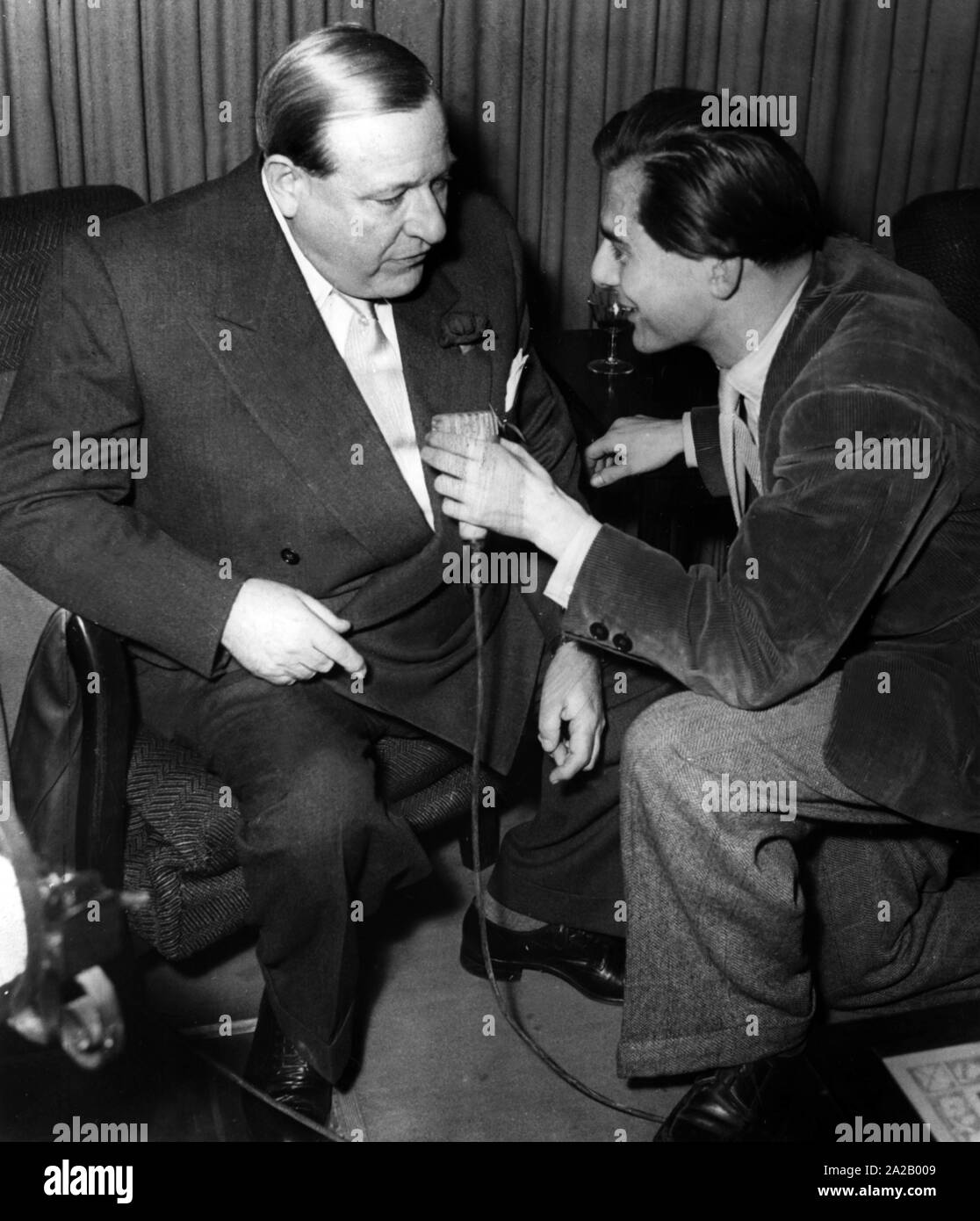 Der Regisseur Richard Eichberg von Sammy Drechsel interviewt wird. Undatiertes Foto, vermutlich aus den 50er Jahren. Stockfoto