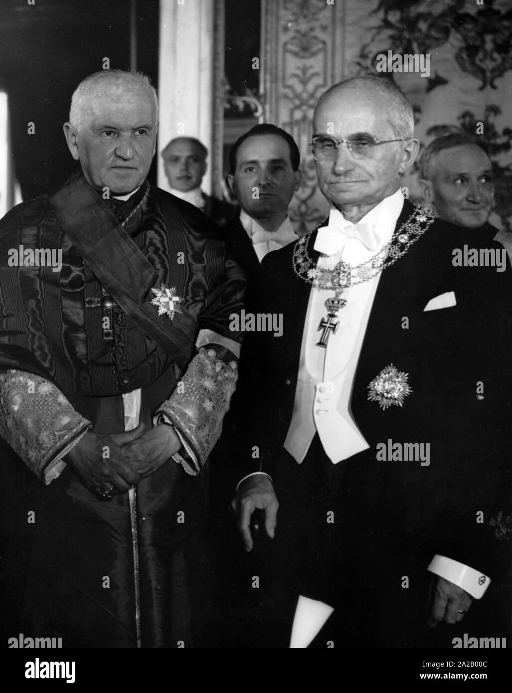 Der italienische Präsident Luigi Einaudi (rechts) erhielt das Große Verdienstkreuz des Verdienstordens der Italienischen Republik 1955. Der Auftrag wurde ihm übergeben von Giuseppe Kardinal Fietta (links). Stockfoto