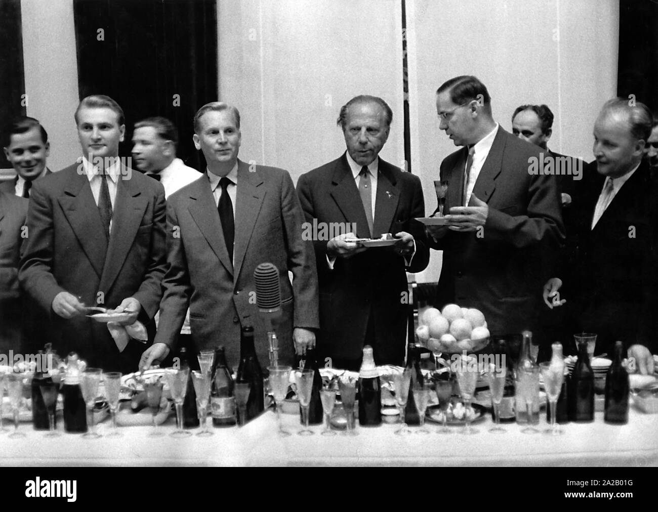Peco Bauwens (Mitte), Präsident des Deutschen Fußball-Bundes (DFB). Stockfoto