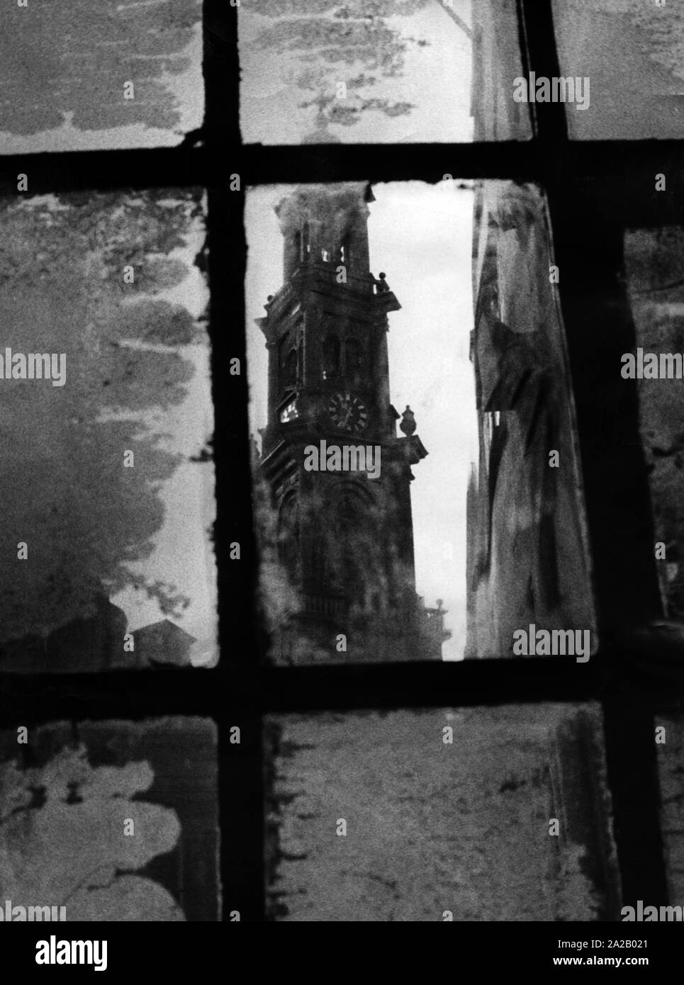 Der westerturm ist in ein Fenster des Anne Frank Hauses wider. Hinter diesem Fenster in einem Hinterhof der Amsterdam Prinsengracht, wo Anne Frank und ihrer Familie sowie der Familie van Pels und Fritz Pfeffer, versteckt von der Gestapo. Stockfoto