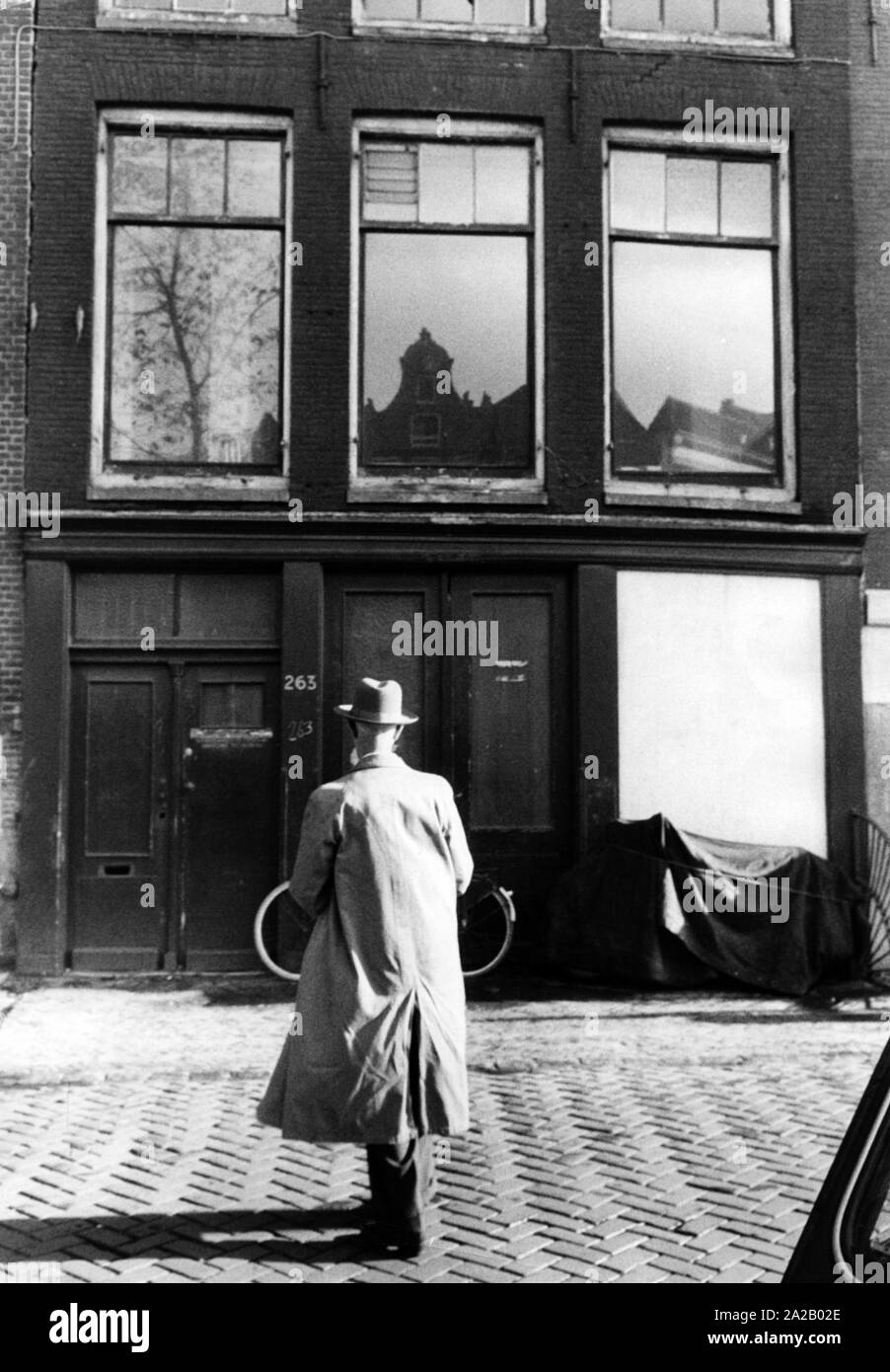 Eingang zum Anne Frank Haus in der Prinsengracht 263. Anne Frank und ihrer Familie sowie der Familie van Pels und Fritz Pfeffer, versteckt von der Gestapo in einem Hinterhof. Heute ist das Haus ein Museum. Stockfoto