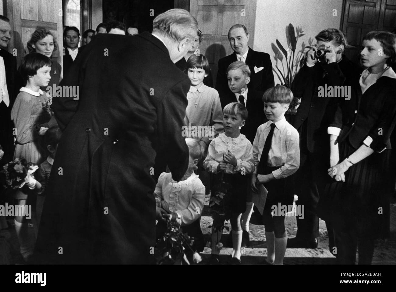 Konrad Adenauer im Palais Schaumburg bei einem Empfang zu seinem 80. Geburtstag, seine Enkelin Gisela auf der linken Seite vor, Lotte Adenauer hinter und gelassen hinter Konrad Adenauer jr. Stockfoto