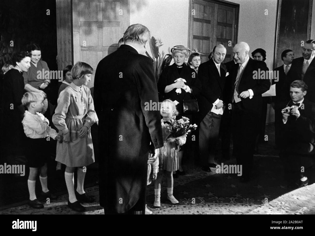 Konrad Adenauer (von hinten links) bei einem Empfang zu seinem 80. Geburtstag. Auf der rechten Seite der Bundespräsident, Theodor Heuss, auf der linken Seite, Konrad Adenauer jr., Tochter Libet und Links der Bundeskanzler Enkelin Irene und Enkel Georg, vor ihm Enkelin Monika Werhahn. Stockfoto