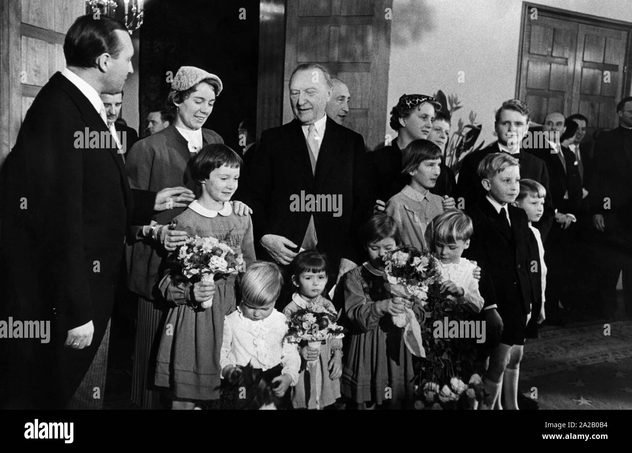Konrad Adenauer im Palais Schaumburg bei einem Empfang zu seinem 80. Geburtstag, zu seiner Linken die Frau von Max Adenauer mit Tochter Gisela, hinter dem Bundeskanzler sein Sohn Konrad, vor ihm Enkelin Irene (mit Kette). Stockfoto