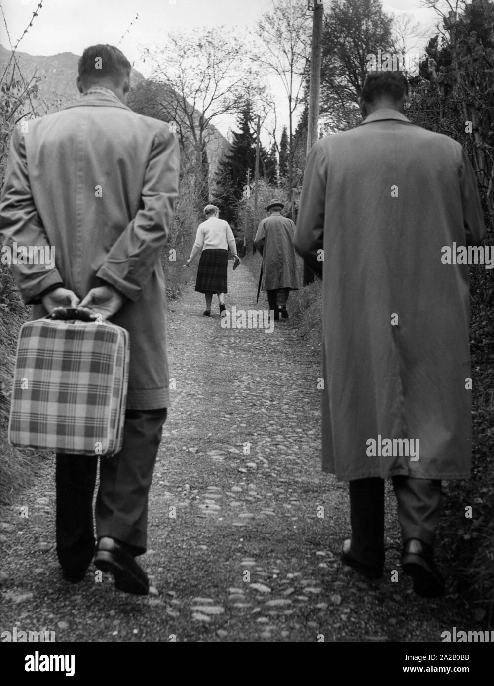 Bundeskanzler Konrad Adenauer dauert ein Spaziergang während seines Urlaubs in Cadenabbia. Er trägt ein pepita Hut. Stockfoto