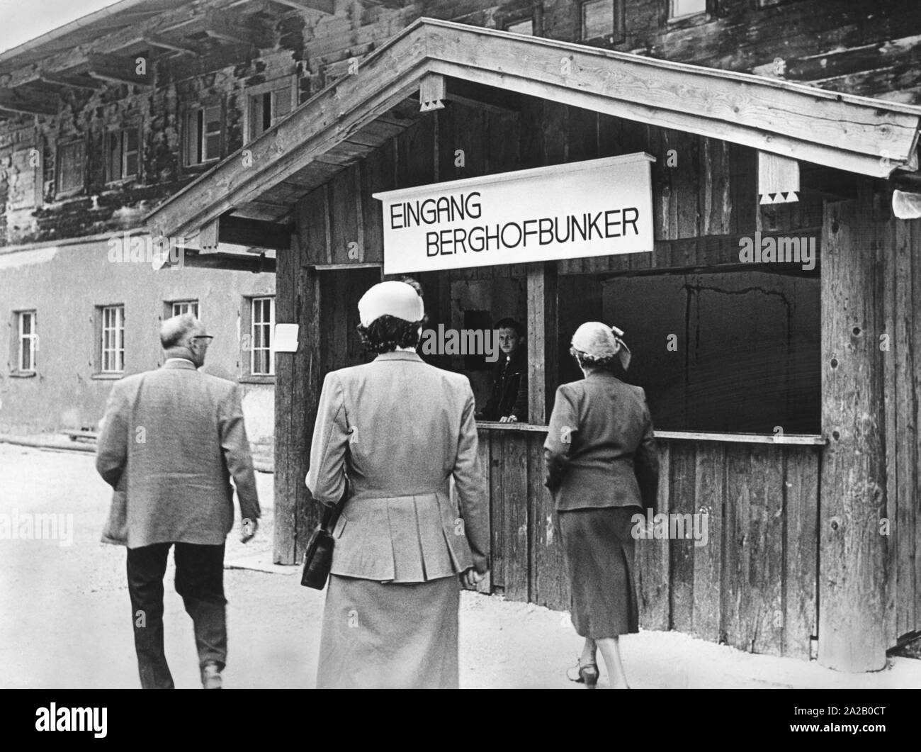 Touristen im Berghof Bunker in Obersalzberg. Stockfoto
