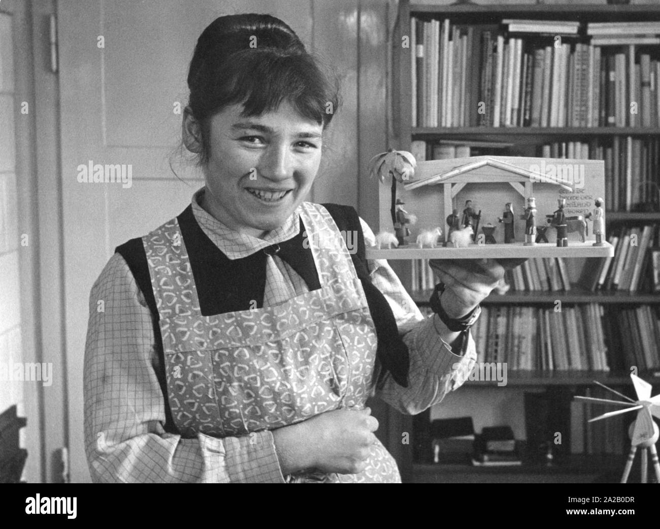 Ein Mitarbeiter der Produktionsgenossenschaft des Handwerks (PGH) (Produktion Genossenschaft der Handwerker) in Seiffen zeigt eine fertige Krippe. Stockfoto