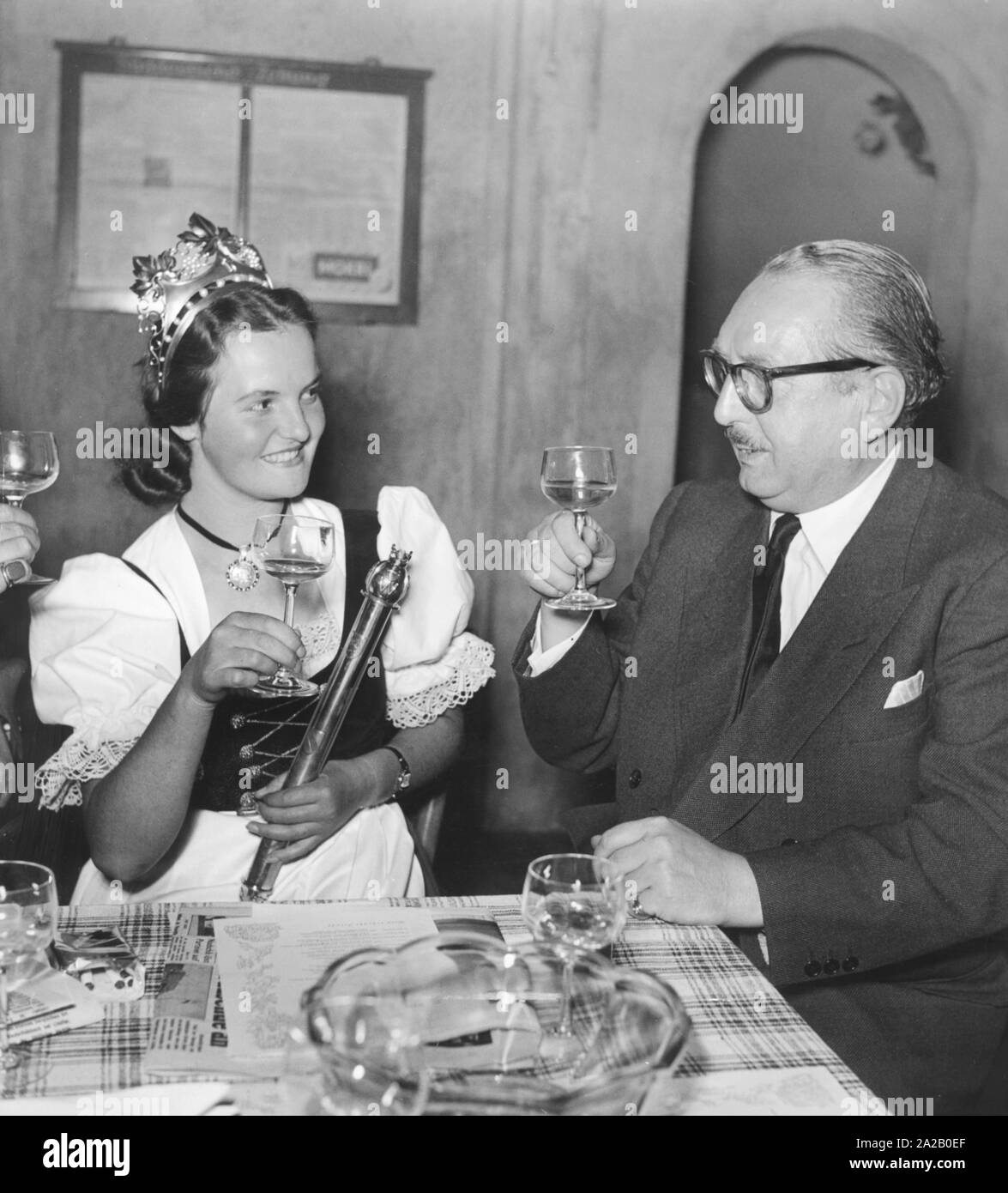 Elisabeth Huber, Deutsche Weinkönigin von neuweier und der erste Generaldirektor der Sueddeutsche Verlag Hans Duerrmeier trinkt ein Toast. Stockfoto
