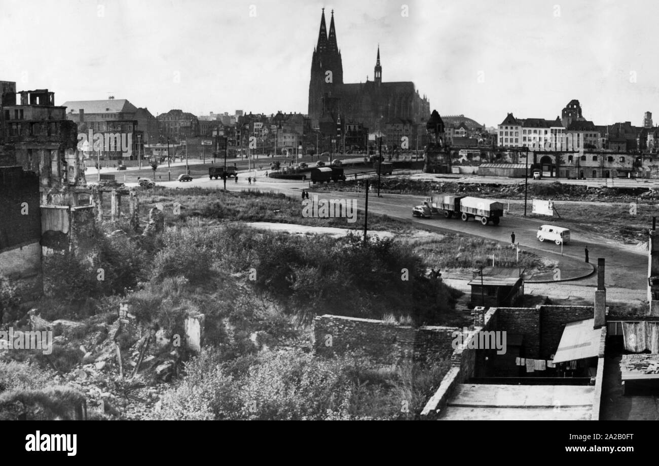 Blick auf den nördlichen Teil der Kölner Altstadt, im Hintergrund die Kathedrale. Die Zerstörung der Stadt im Zweiten Weltkrieg ist noch sichtbar, Ruinen und Trümmer das Stadtbild prägen. Stockfoto