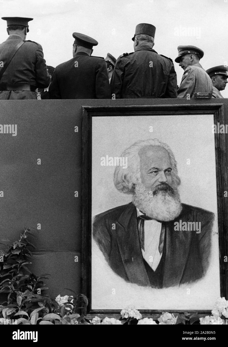 Hochrangige Vertreter der Besatzungsmächte in den Ständen, ein Porträt von Karl Marx zur haupttribüne verbunden ist. Im Jahr 1956, die Russen zog 33.500 Besatzungssoldaten aus Magdeburg und Brandenburg. Stockfoto
