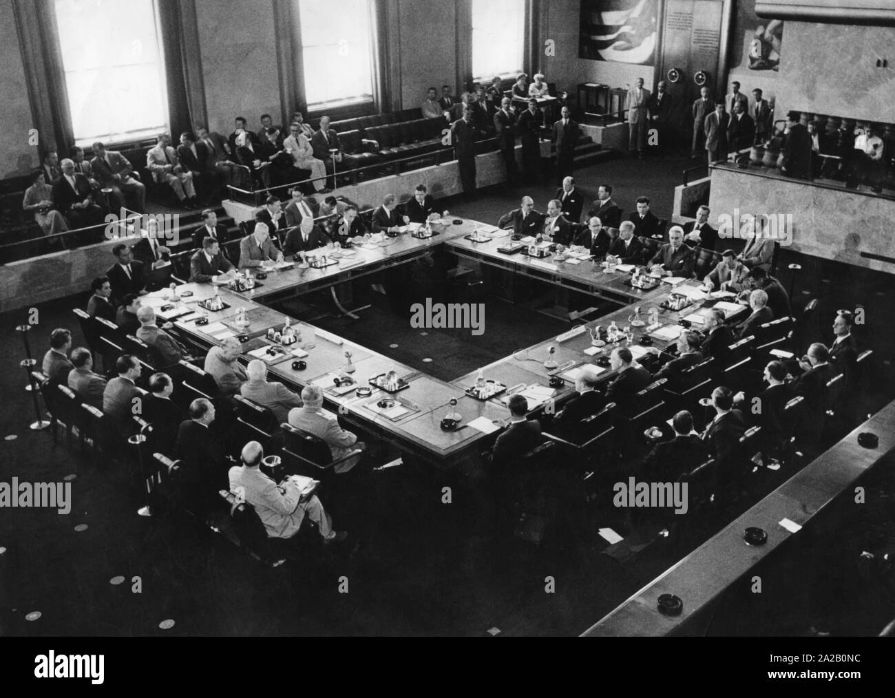 Treffen in einem Konferenzsaal während des Gipfels von Genf, ein Treffen der USA, Sowjetunion, Großbritannien und Frankreich, die vom 18. bis 23. Juli 1955 stattfand. Stockfoto