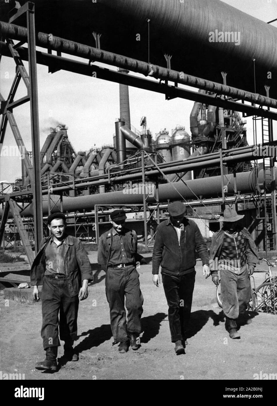 Vier lächelnd Arbeitnehmer vor eine Eisenhütte in Stalinstadt (jetzt Eisenhüttenstadt). Stockfoto