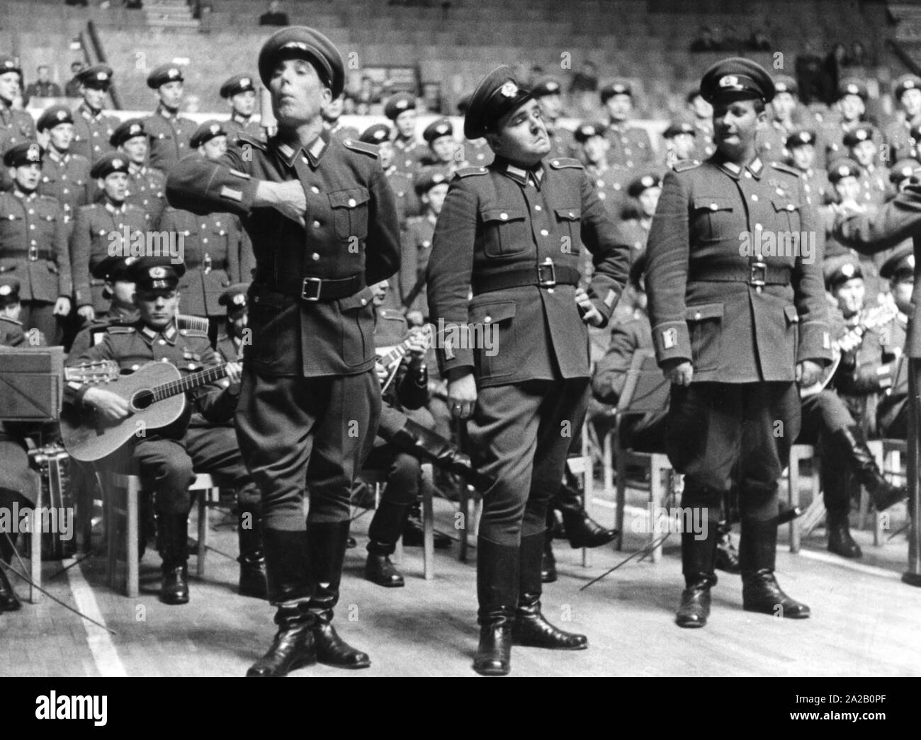 Das Bild wurde vermutlich auf einer Präsentation oder eine Generalprobe für ihre Leistung auf der "Tag der Nationalen Volksarmee" (Tag der Nationalen Volksarmee), die Ehrenmitglieder und der Memorial Tag der NVA, dass ab 1957 jährlich am 01.03. statt. Im Hintergrund sitzen die Musiker des Orchesters, im Vordergrund ist wahrscheinlich das Kabarett der Ensembles. Stockfoto