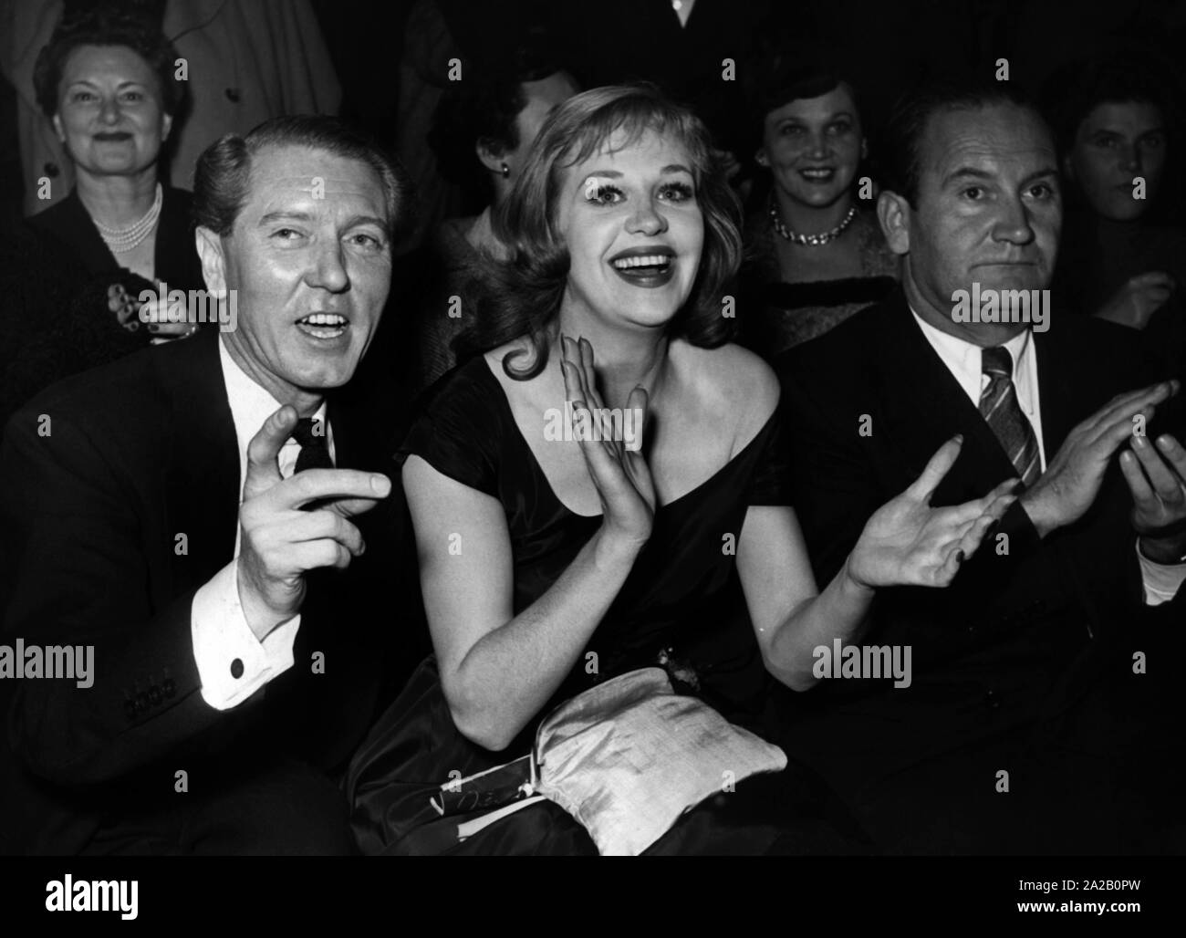 Die deutsche Sängerin und Schauspielerin Hildegard Knef mit dem amerikanischen Schauspieler Don Ameche (links). (Undatiertes Foto) Stockfoto