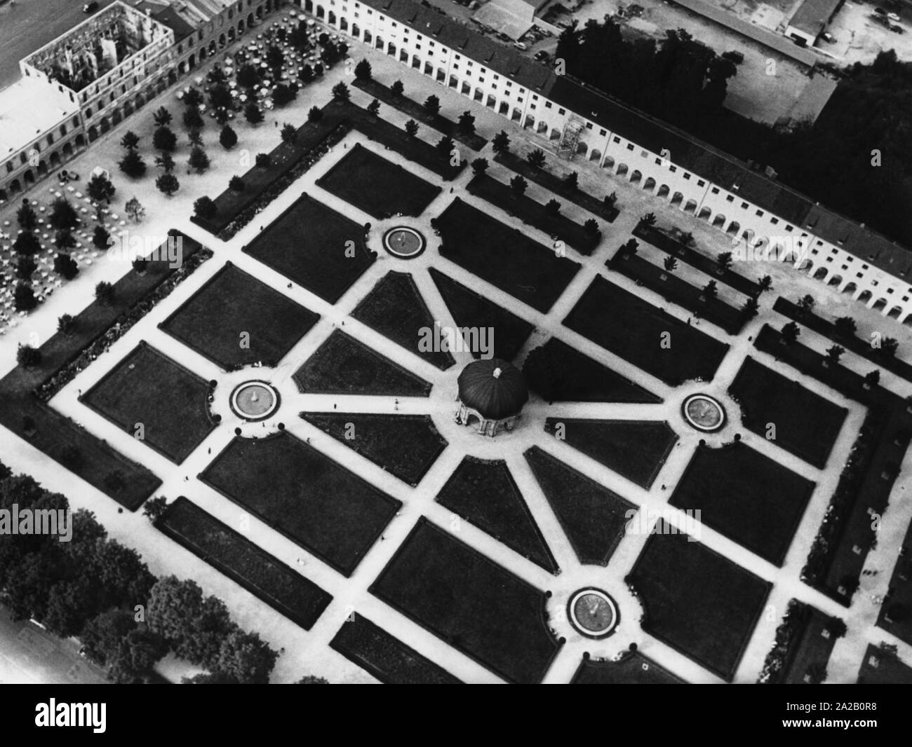 Luftaufnahme der Hofgarten am nördlichen Rand der Altstadt von München Stadt. Der barocke Park wurde während des Zweiten Weltkriegs zerstört und dann wieder aufgebaut mit Stilelementen eines englischen Landschaftsgartens. Das Bild zeigt den Park, die bereits festgelegt worden ist, auf die rechte obere Kante der Bild immer noch Krieg Schaden auf einen Teil des Gebäudes. Das Bild stammt wahrscheinlich aus den 50ern. Stockfoto