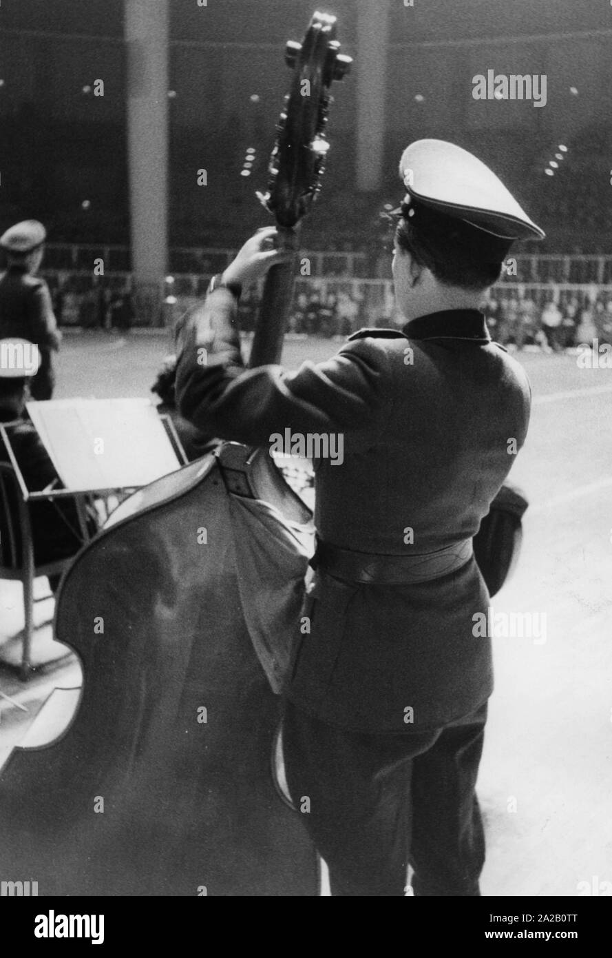Das Bild wurde vermutlich auf einer Präsentation oder eine Generalprobe für ihre Leistung auf der "Tag der Nationalen Volksarmee" (Tag der Nationalen Volksarmee), die Ehrenmitglieder und der Memorial Tag der NVA, dass ab 1957 jährlich am 01.03. statt. Das Bild zeigt ein Kontrabassist des Orchesters. Stockfoto