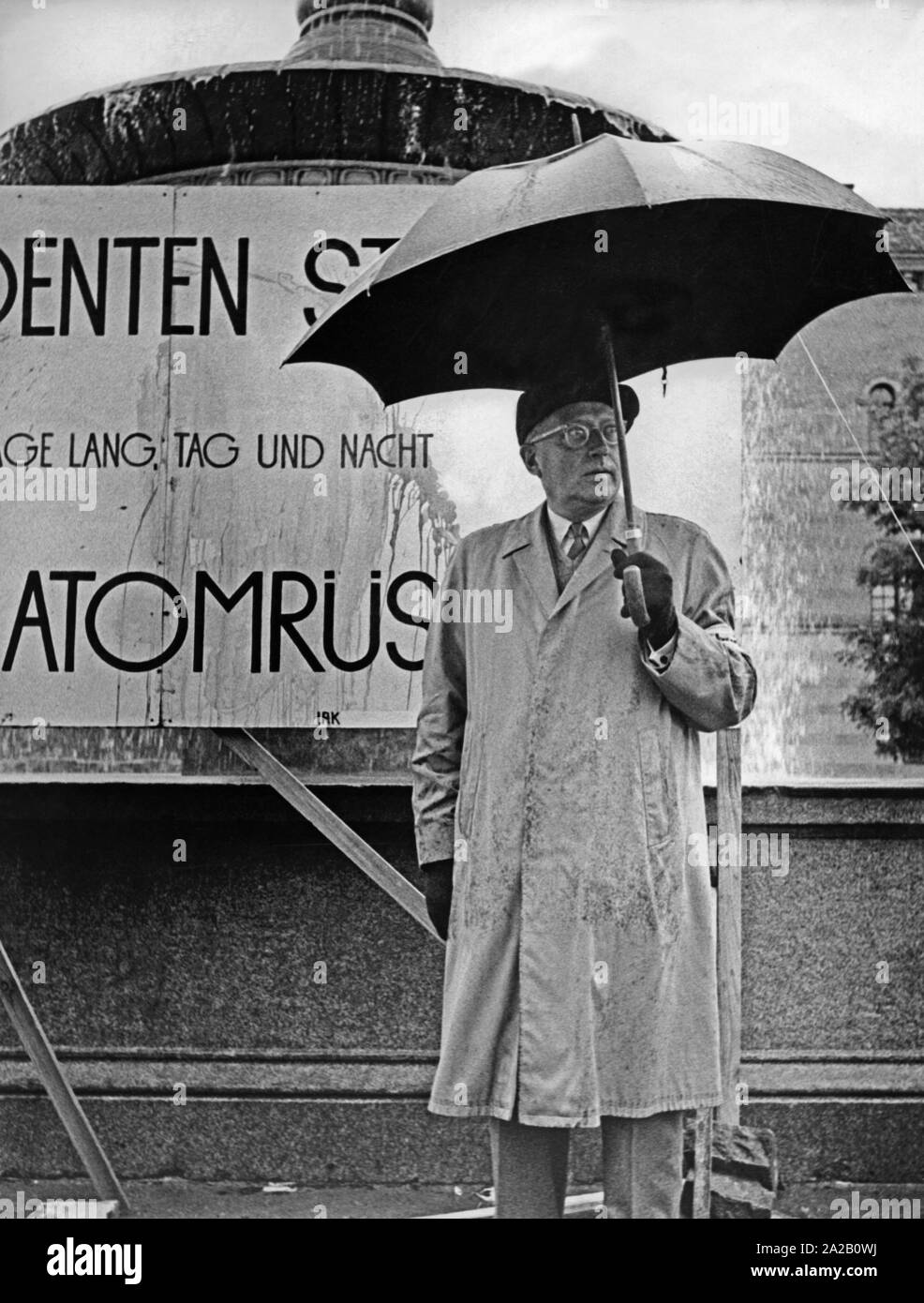 Das Bild zeigt die Arzt und Dermatologe Alfred Marchionini an einer Mahnwache gegen nukleare Rüstung vor dem Hauptgebäude der Ludwig-Maximilians-Universität in München. Dieses Bild wurde vermutlich während seiner Zeit als Rektor der Universität übernommen. Stockfoto