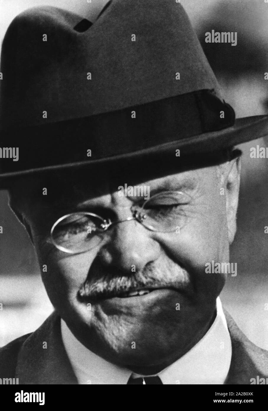 Das Bild zeigt von Wjatscheslaw Molotow, dann der russische Außenminister. Er wartet am Moskauer Flughafen für den deutschen Bundeskanzler Konrad Adenauer, der in Moskau für eine deutsch-russische Konferenz gereist. Stockfoto