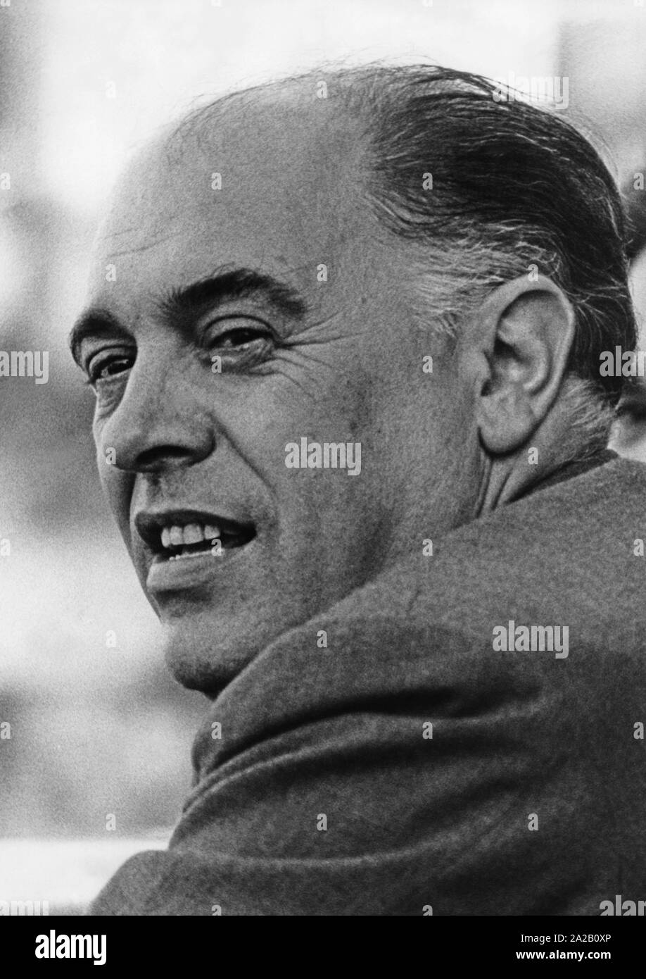 Portrait der Filmproduzent Carlo Ponti, der während seiner Karriere als Produzent mit einigen der wichtigsten Regisseure des 20. Jahrhunderts gearbeitet. Das Bild ist wahrscheinlich aus den 1960er Jahren. Stockfoto