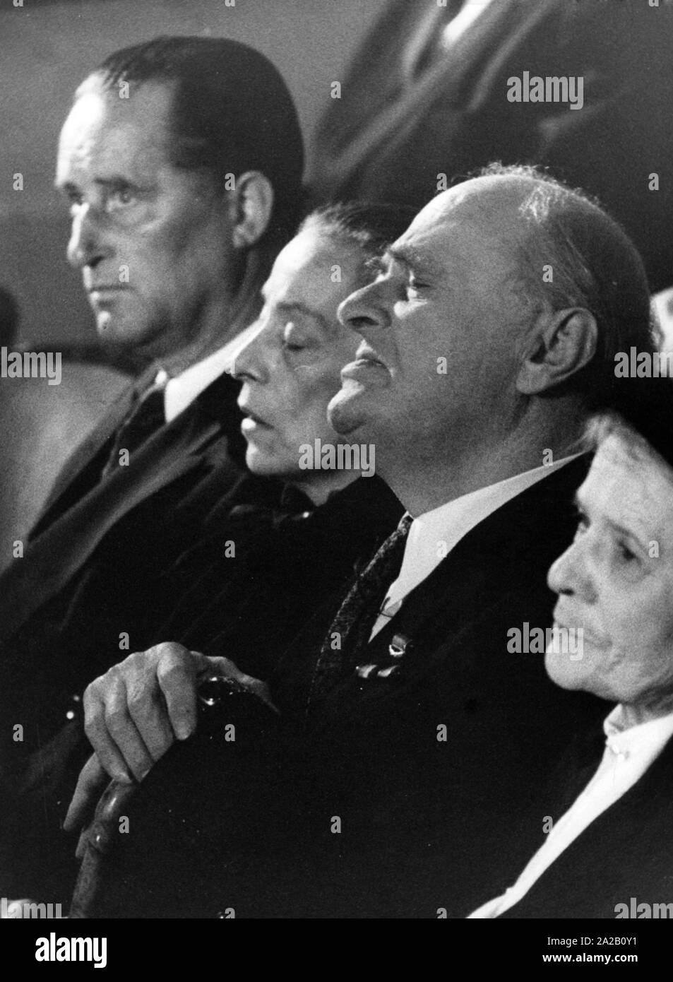 Brecht entsorgt die gewünschte Umstände seiner Beerdigung während er lebendig war, also eine öffentliche Beerdigung erst am folgenden Tag statt. Das Bild zeigt (von links nach rechts): Rudi Engel, Helene Weigel, Eduard von Winterstein und seine Frau, und Walter Ulbricht. Stockfoto