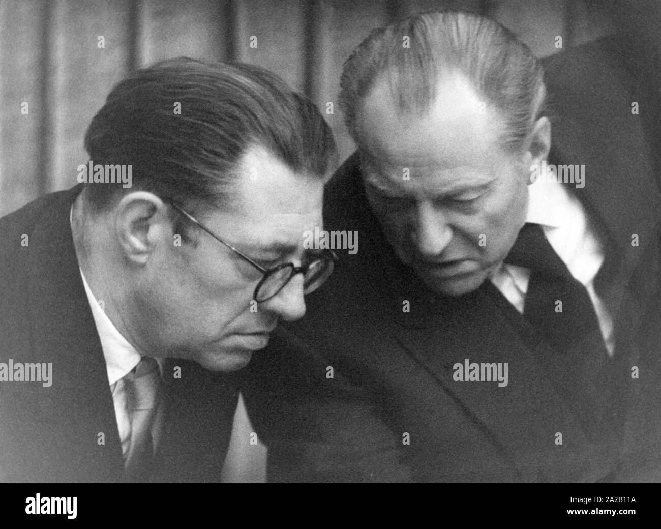 Ministerpräsident Otto Grotewohl (links) und Fritz Selbmann. Stockfoto